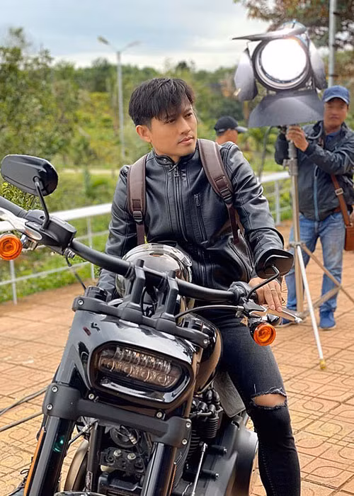 Sau đám cưới, Quý Bình trở lại với công việc. Anh được bà xã ủng hộ hết mình giống như trước khi kết hôn.