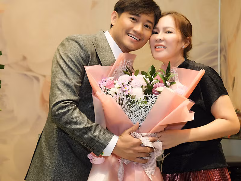 Hình ảnh doanh nhân Ngọc Tiền bí mật đáp chuyến bay từ Phú Quốc về Sài Gòn để ủng hộ đêm nhạc có ông xã Quý Bình vào tháng 1/2021. Ảnh: Dân Việt