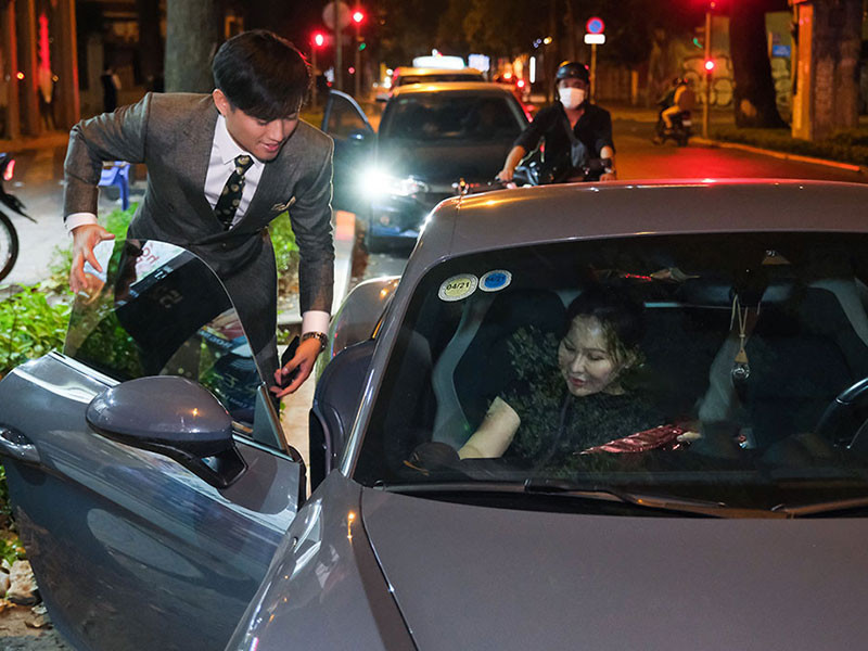 Ngọc Tiền chia sẻ trên Dân Việt do đặc thù công việc khác nhau, cả hai vợ chồng đôi khi phải xa nhau vài ngày. Tuy nhiên, cô luôn hiểu và thông cảm cho ông xã của mình. Ảnh: Dân Việt