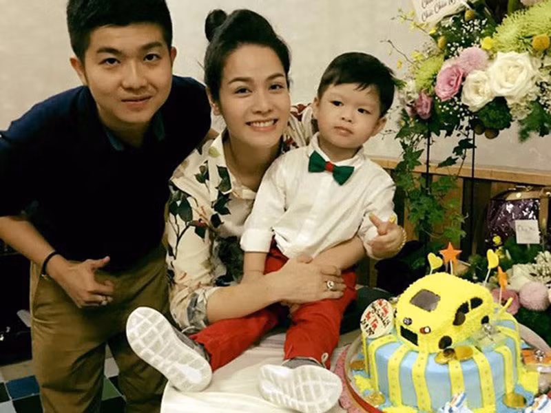 Nhật Kim Anh từng bị chồng cũ Bửu Lộc tố cố tình chọn những thời điểm con đi học hay phải nghỉ ngơi để đón con khi nữ diễn viên cho rằng anh nhiều lần ngăn cản cô gặp con.