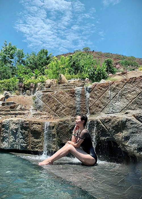 Nữ diễn viên tự tin diện bikini.