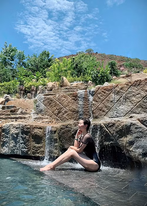 Nữ diễn viên tự tin diện bikini.