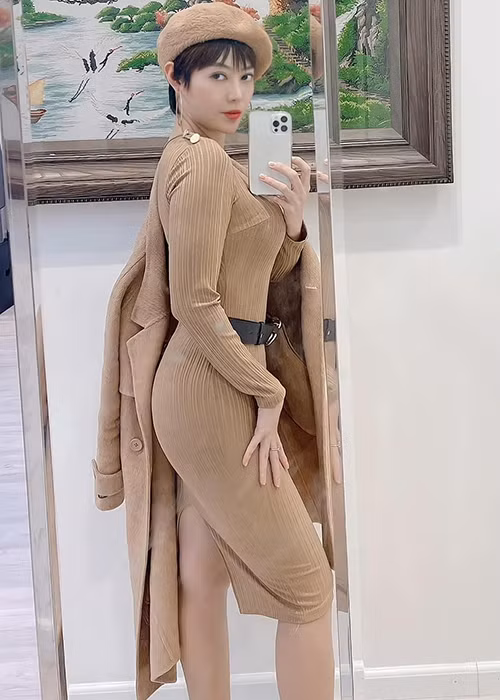 Không cần mặc hở bạo, Thanh Hương vẫn cuốn hút nhờ hình thể thon gọn.