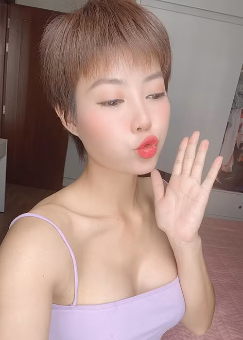 Thanh Hương là gương mặt quen thuộc với khán giả truyền hình. Cô từng đóng "Quỳnh búp bê", "Người phán xử", "Nàng dâu order", "Lựa chọn số phận"...