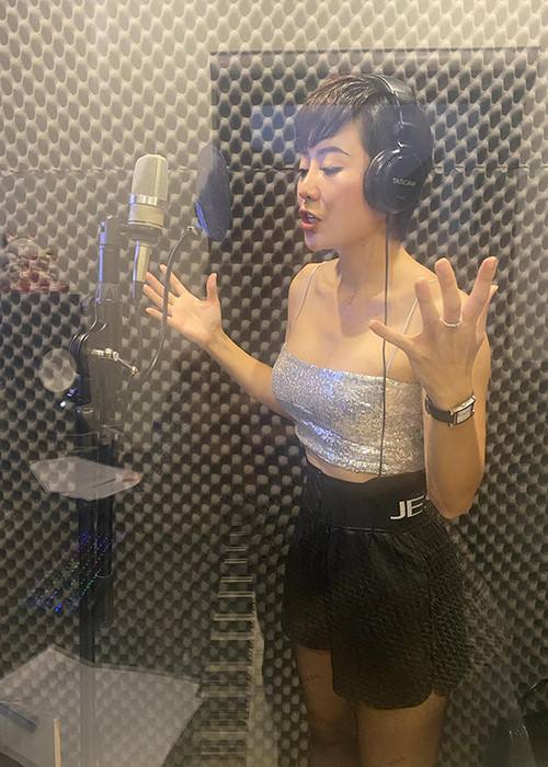 Thanh Hương cắt tóc tém vào năm 2020. Trước đó, vào hồi cuối năm 2019, cô thử kiểu tóc bob.