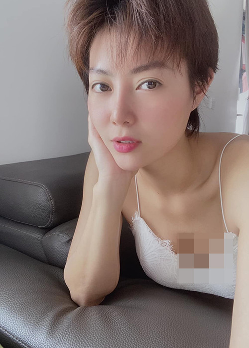 Thanh Hương chuộng kiểu váy hai dây khéo khoe vòng một căng đầy.