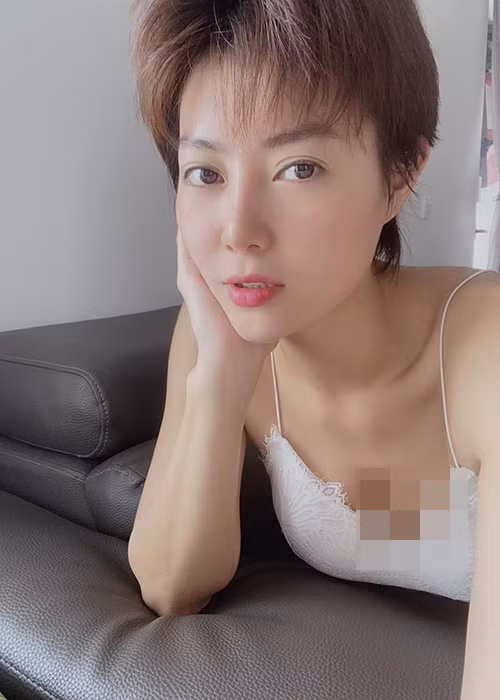 Thanh Hương chuộng kiểu váy hai dây khéo khoe vòng một căng đầy.