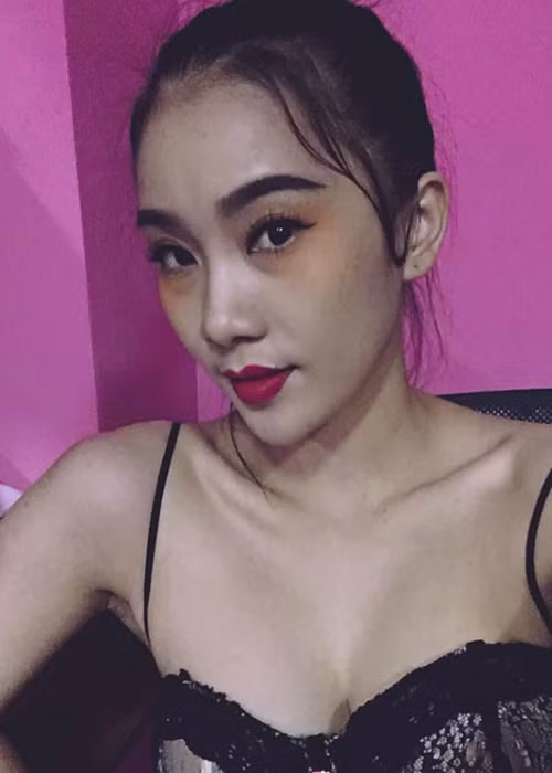 Phạm Lịch khoe vẻ quyến rũ ngoài đời thường.