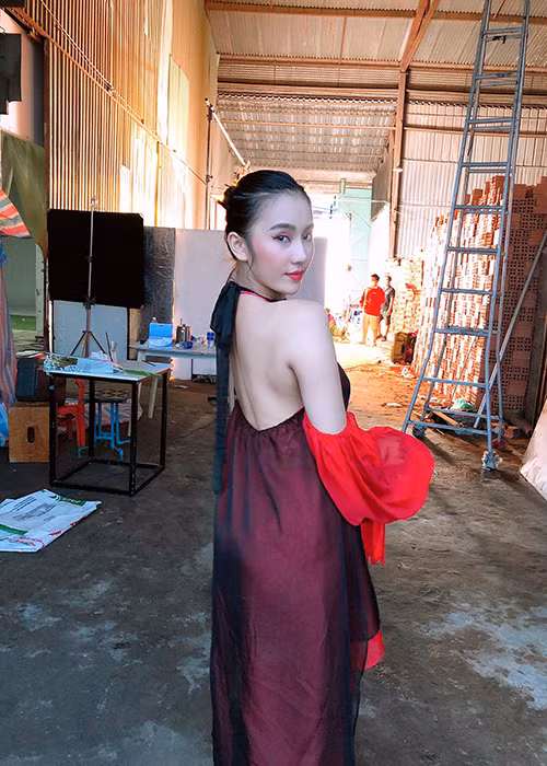 Tân quán quân Gương mặt thân quen chuộng phong cách gợi cảm.