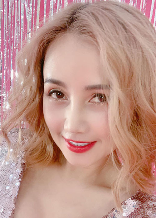 Gần đây, bà mẹ 3 con tâm sự: "Hoàn thiện nhan sắc - đó là công việc mà tôi đam mê. Dạo này nhiều người bảo Yến sao tự nhiên xinh rộ lên, trẻ không chấp nhận được. Thật ra thì không có gì tự nhiên đâu. Yến mới đi phẫu thuật thẩm mỹ đấy, mọi người tin không?".