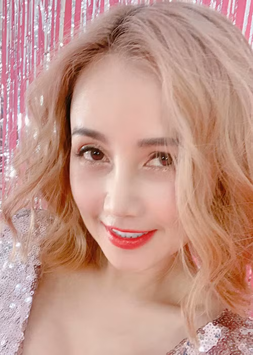 Gần đây, bà mẹ 3 con tâm sự: "Hoàn thiện nhan sắc - đó là công việc mà tôi đam mê. Dạo này nhiều người bảo Yến sao tự nhiên xinh rộ lên, trẻ không chấp nhận được. Thật ra thì không có gì tự nhiên đâu. Yến mới đi phẫu thuật thẩm mỹ đấy, mọi người tin không?".