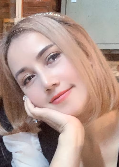 Sau khi xác nhận ly hôn người chồng thứ 4, Hoàng Yến liên tục cập nhật hình ảnh vui vẻ bên bạn bè.