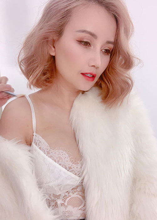 Nữ diễn viên chăm khoe vòng một gợi cảm hậu ly hôn lần 4 và dao kéo.