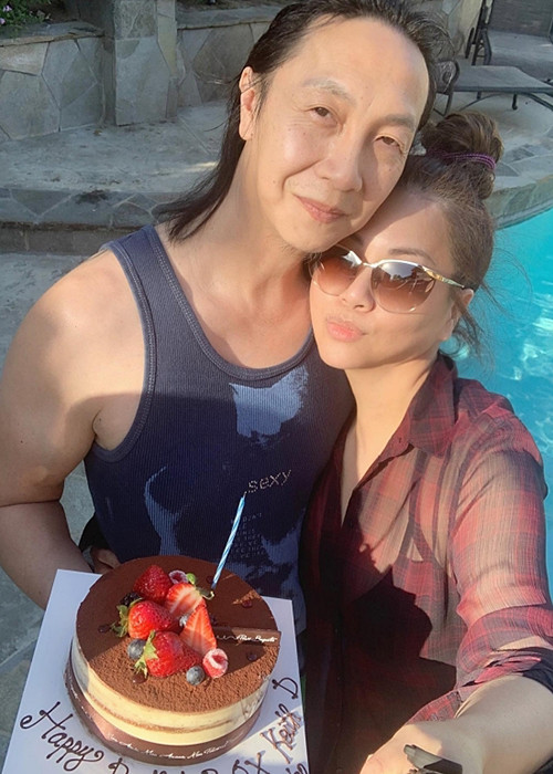 Doanh nhân Diệp Nghi Keith không bao giờ ghen mỗi khi có người hâm mộ là nam giới bày tỏ tình cảm yêu mến dành cho Minh Tuyết như khoác vai, ôm eo chụp ảnh hay đồng nghiệp diễn tình tứ với nữ ca sĩ.