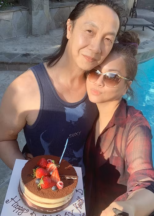 Doanh nhân Diệp Nghi Keith không bao giờ ghen mỗi khi có người hâm mộ là nam giới bày tỏ tình cảm yêu mến dành cho Minh Tuyết như khoác vai, ôm eo chụp ảnh hay đồng nghiệp diễn tình tứ với nữ ca sĩ.