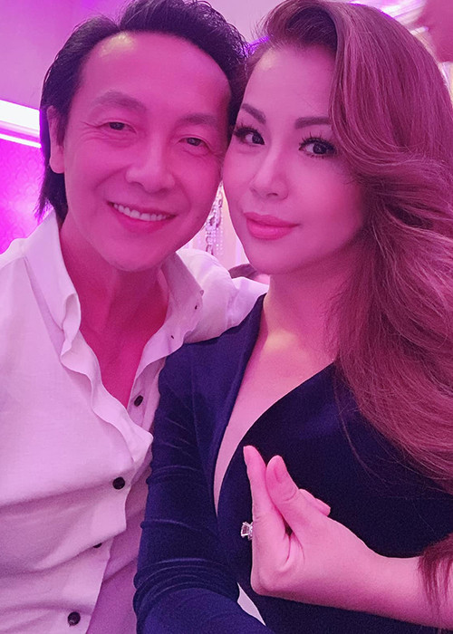 Ngoài 40 tuổi, doanh nhân Diệp Nghi Keith có vẻ ngoài phong độ.