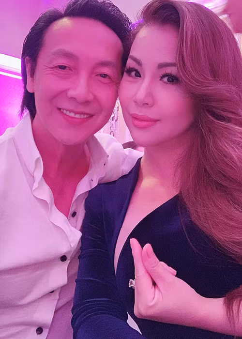 Ngoài 40 tuổi, doanh nhân Diệp Nghi Keith có vẻ ngoài phong độ.