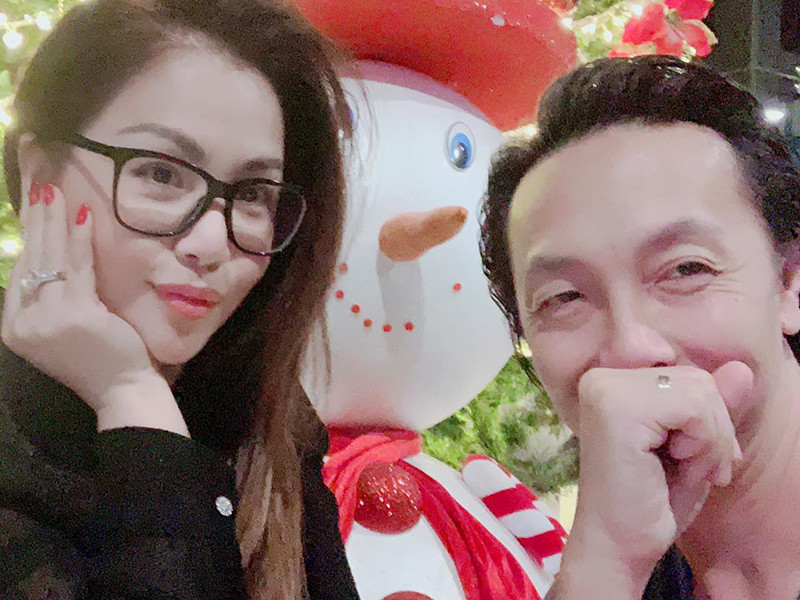 Nữ ca sĩ chia sẻ: "Chồng tôi hay mắng sao em cực quá. Anh không muốn tôi bay nhiều vất vả nhưng tôi làm vì đam mê nên không dừng được".