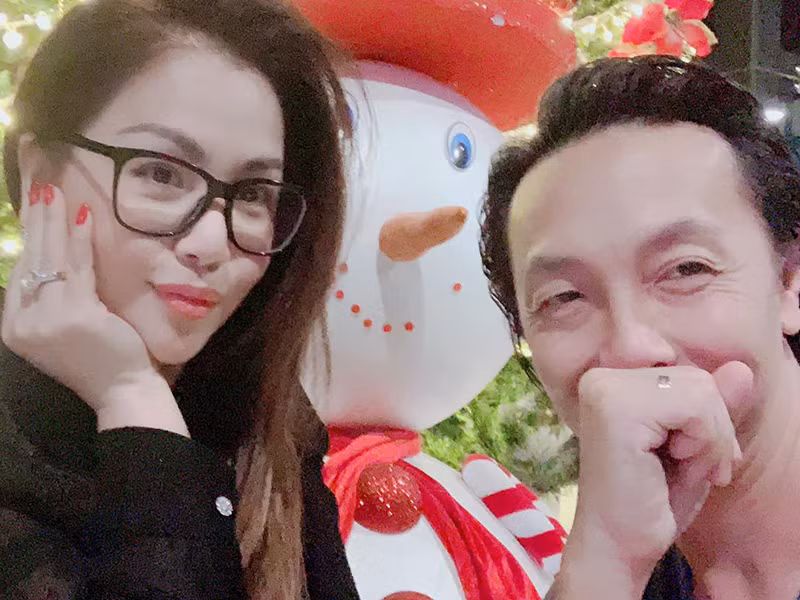 Nữ ca sĩ chia sẻ: "Chồng tôi hay mắng sao em cực quá. Anh không muốn tôi bay nhiều vất vả nhưng tôi làm vì đam mê nên không dừng được".