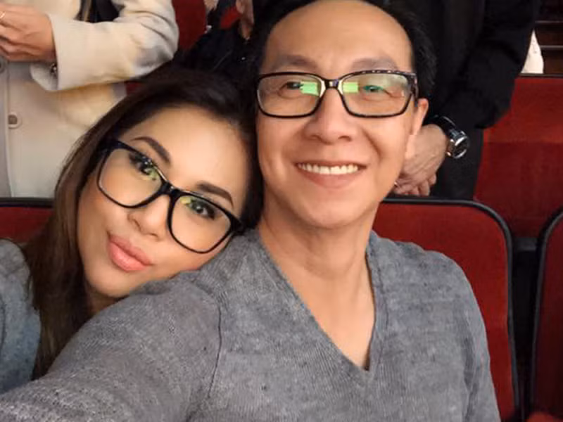 Trong giai đoạn thập niên 90, ca sĩ Minh Tuyết cùng chị gái Cẩm Ly là cặp song ca nổi tiếng. Sau đó, Minh Tuyết sang Mỹ và định cư. Ở xứ cờ hoa được 3 năm, cô quen biết Diệp Nghi Keith - một doanh nhân Việt kiều giàu có và bằng tuổi Minh Tuyết.