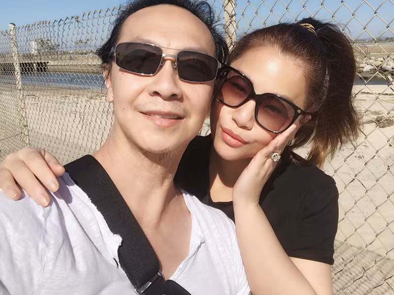 Theo Ngôi sao, có những lúc thấy Minh Tuyết làm việc vất vả, ông xã của cô khá lo lắng.