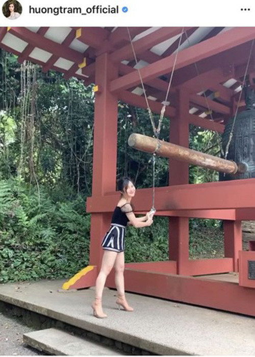 Hương Tràm từng vướng ồn ào ăn mặc phản cảm khi đi chùa ở Mỹ. Trước những lời chỉ trích, cô chọn cách giữ im lặng.