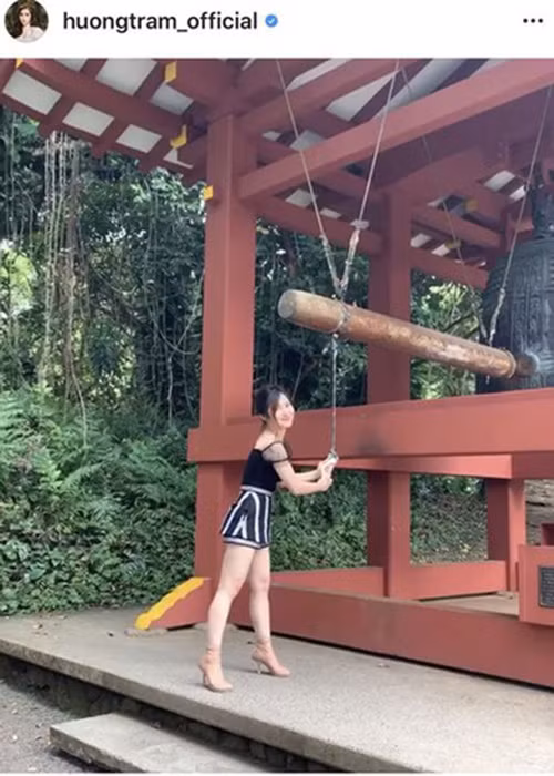 Hương Tràm từng vướng ồn ào ăn mặc phản cảm khi đi chùa ở Mỹ. Trước những lời chỉ trích, cô chọn cách giữ im lặng.