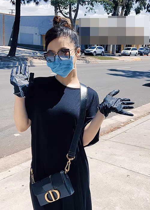 Trước tình hình dịch bệnh phức tạp, nữ ca sĩ luôn tự bảo vệ mình bằng cách hạn chế tối đa tiếp xúc với người khác, thường xuyên ở trong nhà, đeo khẩu trang, găng tay khi ra ngoài.