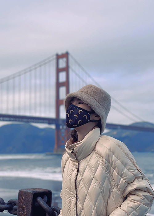 Vì dịch COVID-19, Hương Tràm không thể về Việt Nam ăn Tết cùng gia đình.