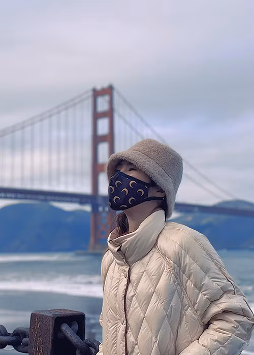 Vì dịch COVID-19, Hương Tràm không thể về Việt Nam ăn Tết cùng gia đình.