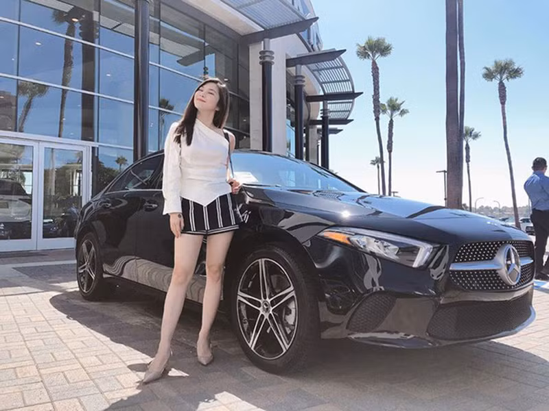 Trước tin đồn sinh con, Hương Tràm phản hồi: “Hoàn toàn không có mọi người ơi. Tôi đi học thôi mà, không có bầu gì cả. Đồn nhiều lắm, tôi biết mà, rồi còn về chuyện người đàn ông bí mật của Hương Tràm nữa. Nhưng tôi khẳng định, không có gì hết... Nếu nói có bầu, giờ bật nhạc lên tôi nhảy cho mọi người xem. Không có chuyện đó đâu”.