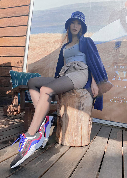 2 năm sau khi chia tay Mai Tài Phến, Hương Tràm sang Mỹ du học.