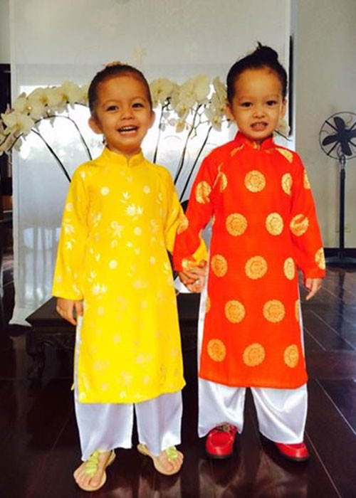 Tôm và Tép được mẹ cho mặc trang phục truyền thống từ khi còn rất nhỏ.