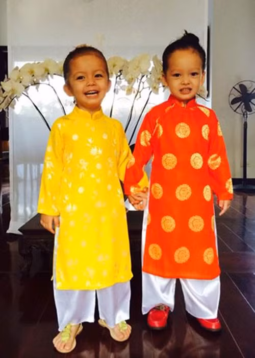 Tôm và Tép được mẹ cho mặc trang phục truyền thống từ khi còn rất nhỏ.