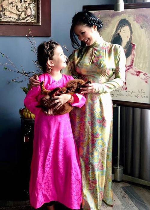 Nữ ca sĩ khoe vóc dáng thon gọn trong trang phục truyền thống.