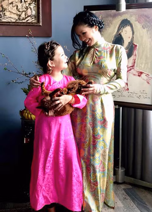 Nữ ca sĩ khoe vóc dáng thon gọn trong trang phục truyền thống.