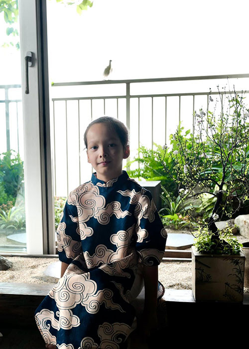 Cặp song sinh lai Tây của Hồng Nhung chăm diện áo dài nhất trong làng giải trí Việt.