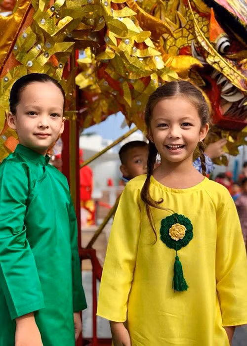 Hồng Nhung khéo chọn áo dài để cặp song sinh trở nên nổi bật. Ảnh: Khám phá