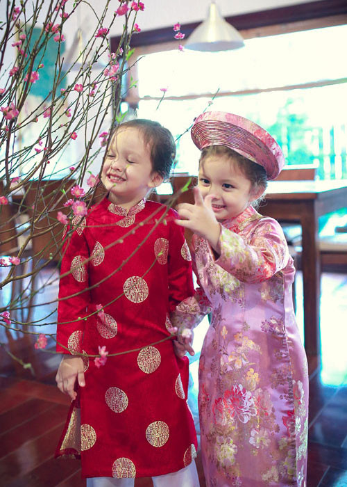 Hồng Nhung rất hạnh phúc khi nhìn hai con mặc tà áo truyền thống. Ảnh: Khám phá