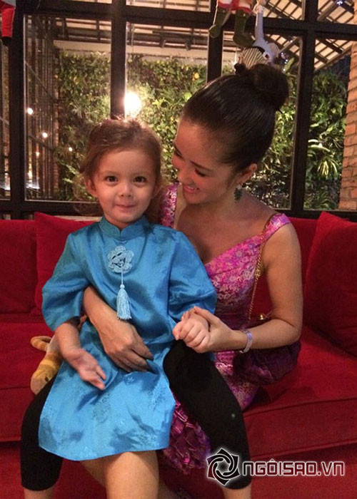 Bé Tôm và Tép tỏ ra khá thích thú khi khoác lên mình trang phục truyền thống. Ảnh: Công lý &amp; xã hội