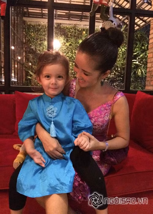 Bé Tôm và Tép tỏ ra khá thích thú khi khoác lên mình trang phục truyền thống. Ảnh: Công lý &amp; xã hội