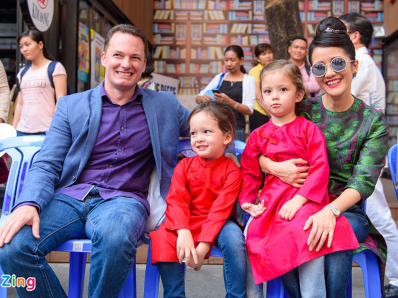 "Cô Bống" thường xuyên cho hai con mặc áo dài đôi. Ảnh: Zing