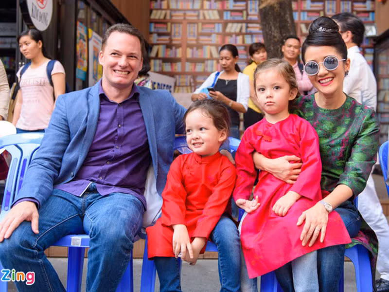 "Cô Bống" thường xuyên cho hai con mặc áo dài đôi. Ảnh: Zing