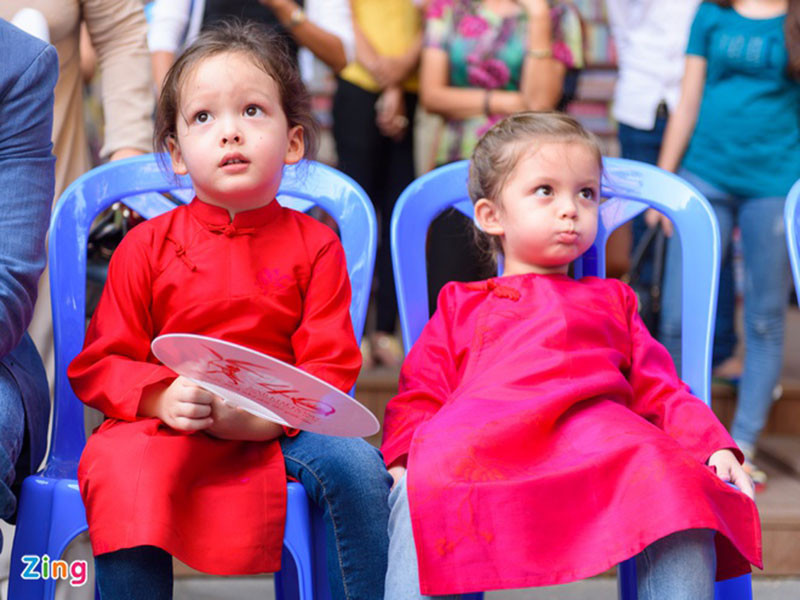 Hai nhóc tì nhà Hồng Nhung xinh như thiên thần khi diện áo dài. Ảnh: Zing