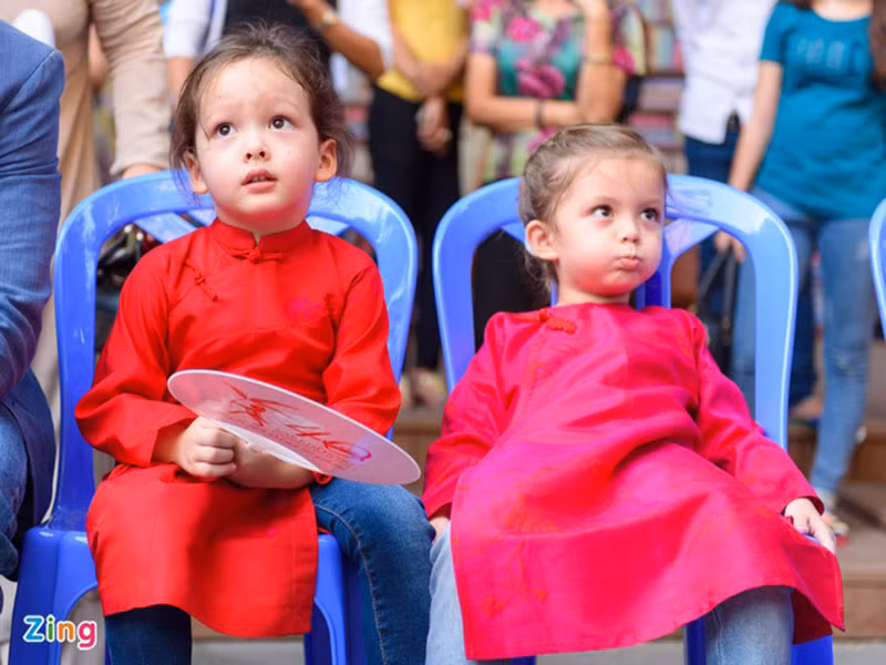 Hai nhóc tì nhà Hồng Nhung xinh như thiên thần khi diện áo dài. Ảnh: Zing