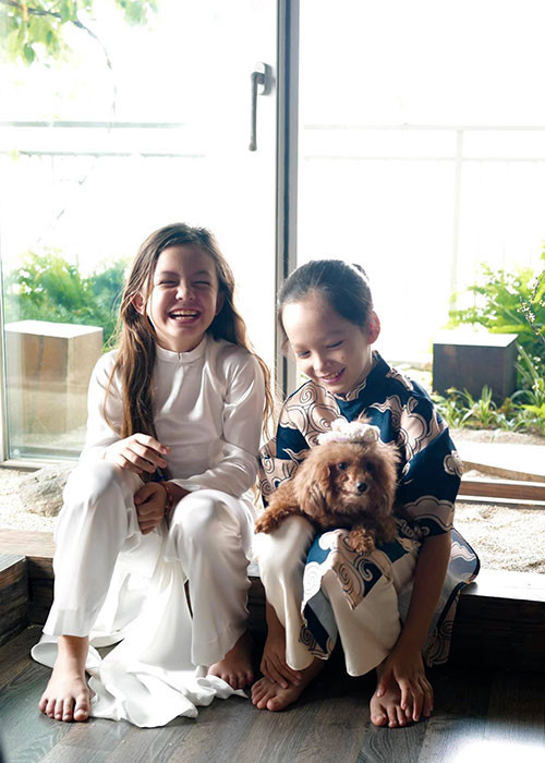 Bé Tép - con gái của diva Hồng Nhung mặc áo dài trắng đón Tết Nguyên đán 2021. Trong khi đó, bé Tôm - con trai của nữ ca sĩ mặc áo dài xanh họa tiết trắng.