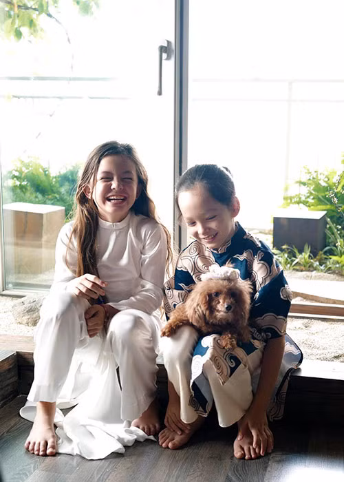 Bé Tép - con gái của diva Hồng Nhung mặc áo dài trắng đón Tết Nguyên đán 2021. Trong khi đó, bé Tôm - con trai của nữ ca sĩ mặc áo dài xanh họa tiết trắng.