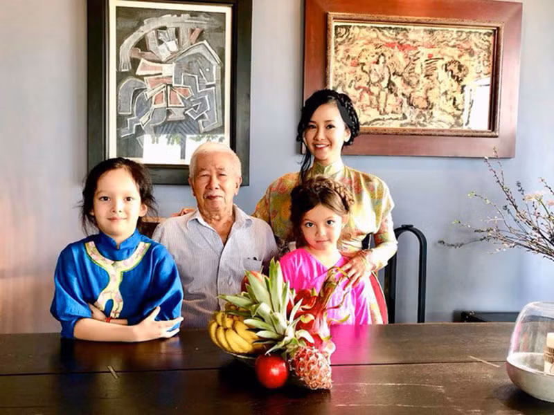 Trong khi Tôm và Tép đáng yêu khi diện áo dài, Hồng Nhung đẹp nền nã.