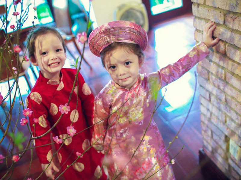 Vẻ đẹp lai Tây khiến Tôm và Tép càng đáng yêu khi diện áo dài. Ảnh: Zing