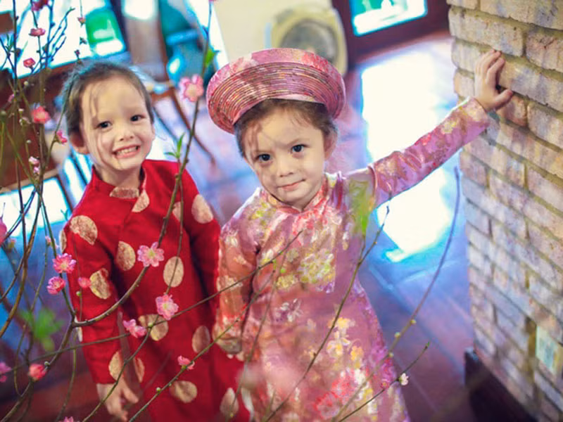 Vẻ đẹp lai Tây khiến Tôm và Tép càng đáng yêu khi diện áo dài. Ảnh: Zing